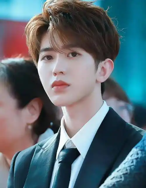 男明星这种刘海才是最好看的!