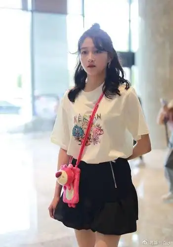 胖了?关晓彤梳卷毛脸型圆润皮肤好 装扮清新背小熊包显童心
