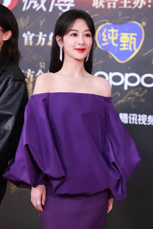 微博之夜红毯##杨紫穿紫##华伦天奴品牌代言人杨紫