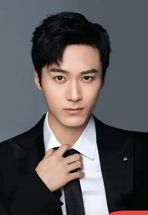 的方伦逸,因为饰演于十三爆火出圈啦,他的颜值和身材都是非常不错的