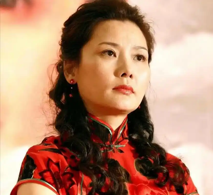 5月21日,越剧大拿何赛飞为心疼年轻戏曲演员受穷,怒批戏曲行业现状.