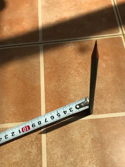 从这张图中,我们可以看到这只削过的铅笔的影子的长度是9厘米.