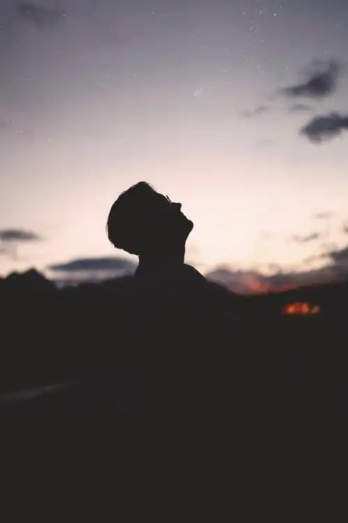 国外戴眼镜的男人侧脸图