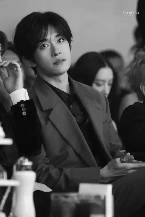 易烊千玺的咖位##易烊千玺黑色皮内搭##韩红易烊千玺同框