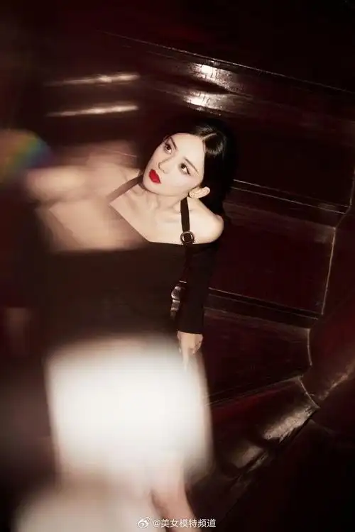 古力娜扎穿一字肩抹胸裙秀白皙天鹅颈