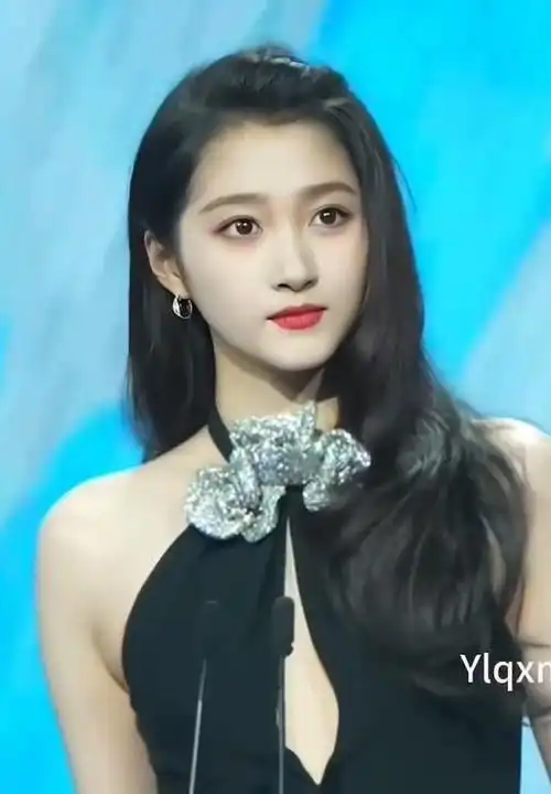 关晓彤新年开工美照自己剪的新发型太抢镜颜值高就是任性