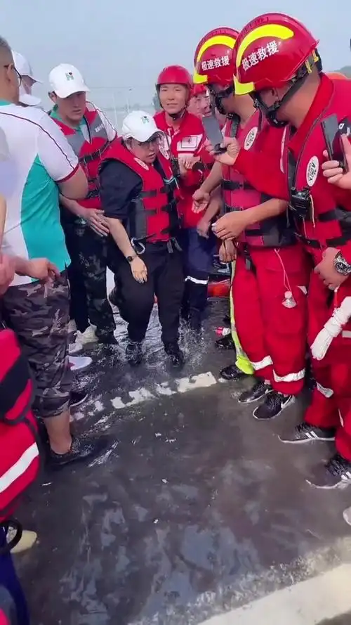 韩红 带着3000万善款及物资抵达河南救灾前线,累的腰都直不起来依然