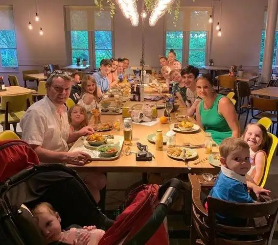 英国最大家庭,有22个孩子,平均每天吃56根香肠