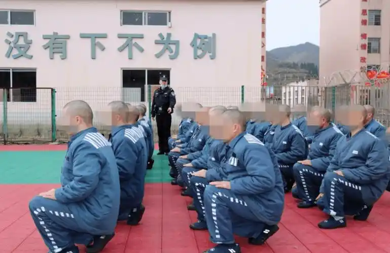 一是要遵守入监教育管理制度,时刻用服刑人员行为规范严格要求自己;二