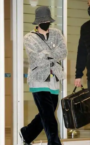 权志龙私服实力抢镜,穿搭都彰显个性,一般人穿不了