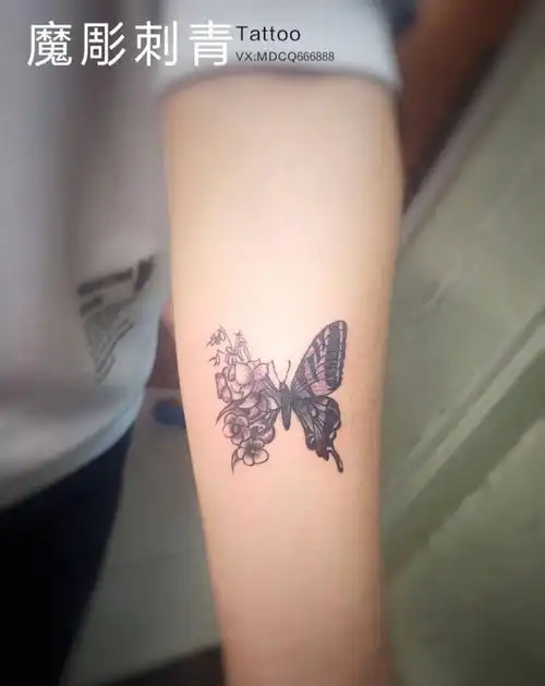 蝴蝶纹身图片_手臂花体字图腾蝴蝶小清新花纹身图案