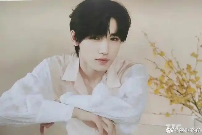 宋亚轩戴应援色发带##宋亚轩应援色发带路透