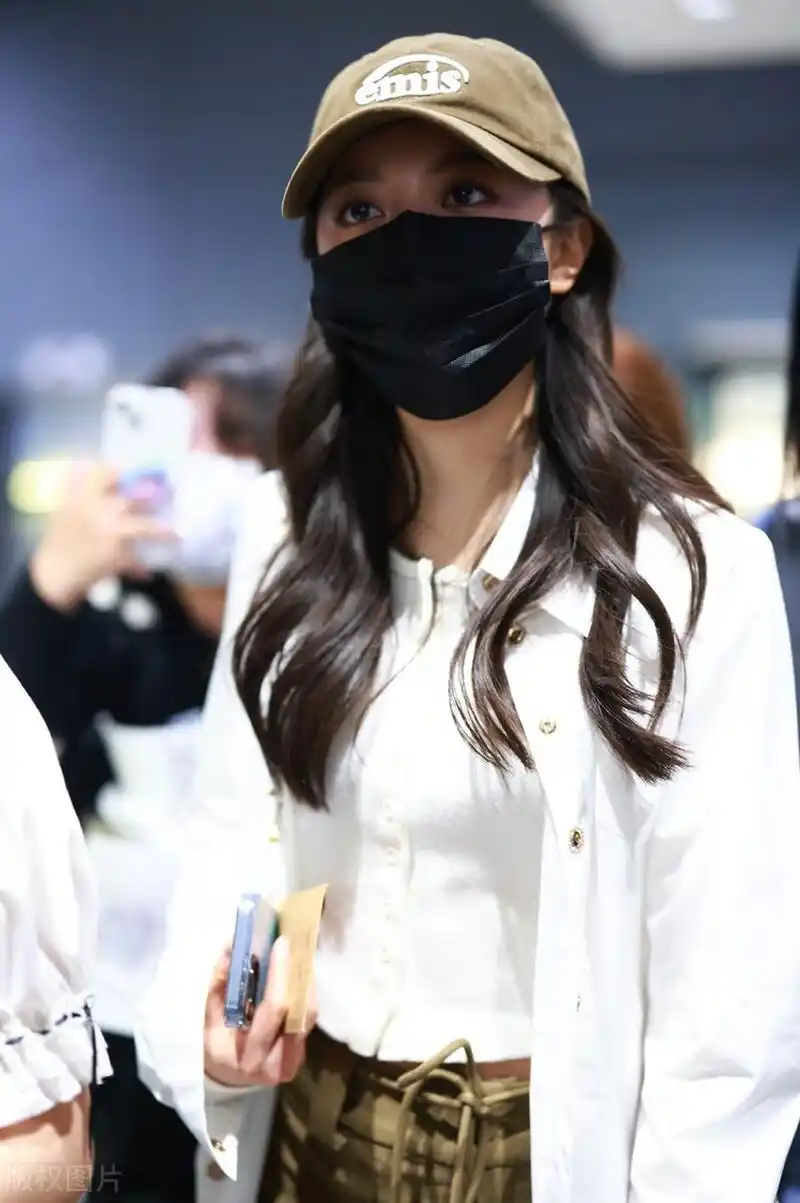 赵今麦机场街拍,白衬衫搭配卡其色阔腿裤,棒球帽纯净休闲!