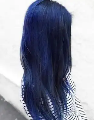 女生深黑蓝色头发图片 示范蓝色头发怎么染好看