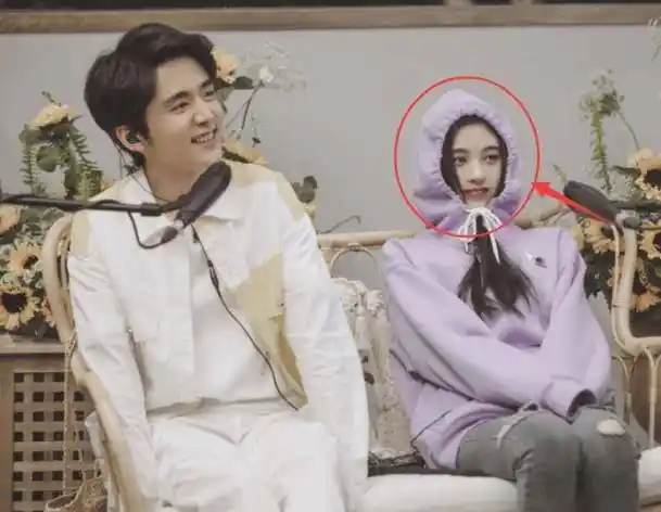 鞠婧祎坐着有点冷,当她戴上帽子那一刻,这么小的脸真实存在?