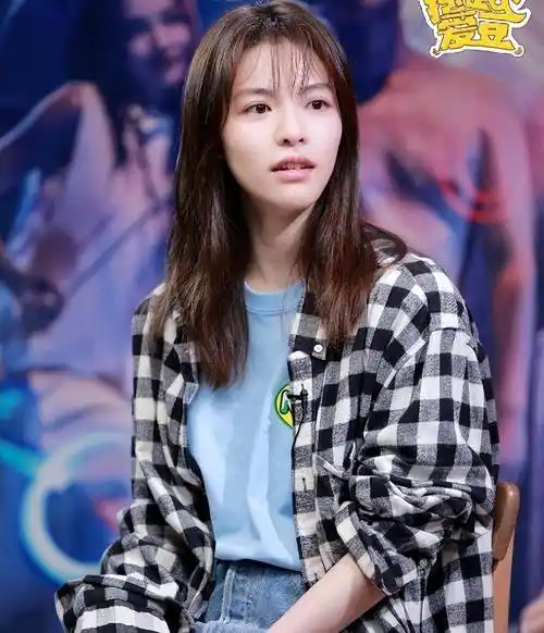 被冯小刚捧红,成龙接着捧,洪金宝准备捧,年纪轻轻被各大佬钟爱_钟楚曦