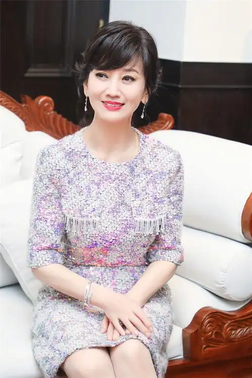 65岁赵雅芝穿紫色连衣裙逆袭,同框小9岁"许仙",居然都不显老