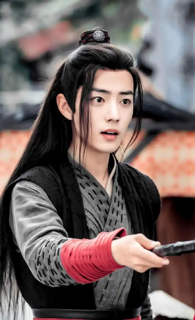 《陈情令》时期的肖战真的很惊艳,集妩媚与俊朗于一身,让人不由自主地