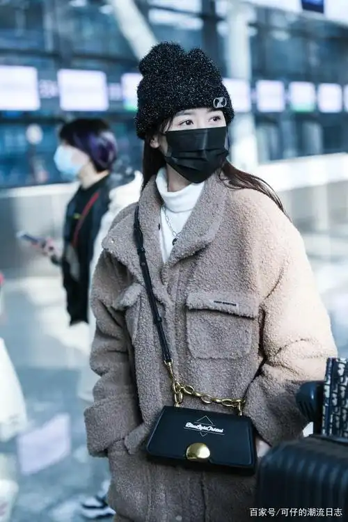 袁冰妍圣诞节机场造型,黑色毛线帽搭配羊羔绒套装软糯乖巧
