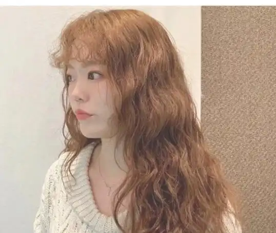 最火的女生泡面卷发型时髦又修脸