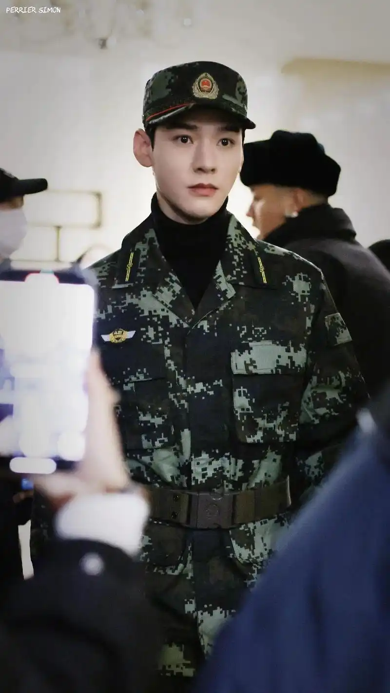 兵哥哥龚俊.昨天在漠河拍极挑,龚俊穿上迷彩军装,看起来一身正 - 抖音