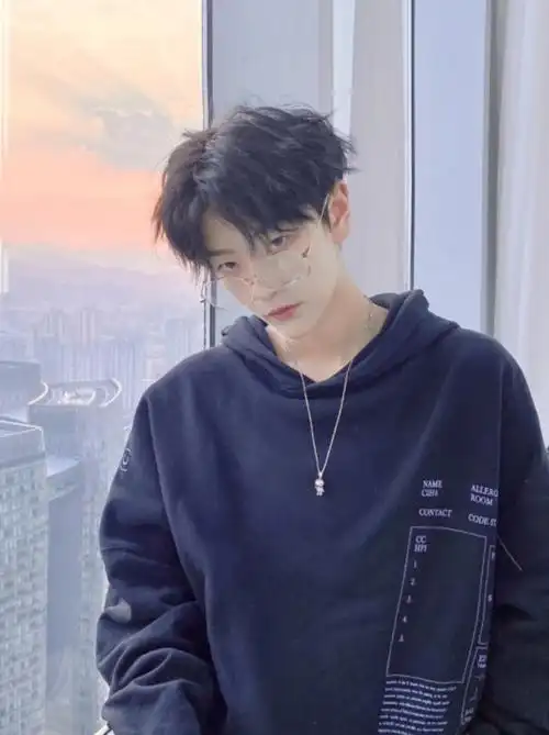 男生三七分发型是剪的还是吹出来的