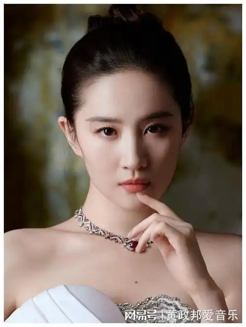 刘亦菲亮相新作首映,膀大腰圆,粗短大白腿,给内娱上了一课|古力娜扎