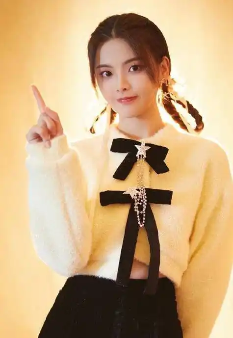 评杨超越怼粉丝事情:杨超越和她的事业粉,双方都做错了!