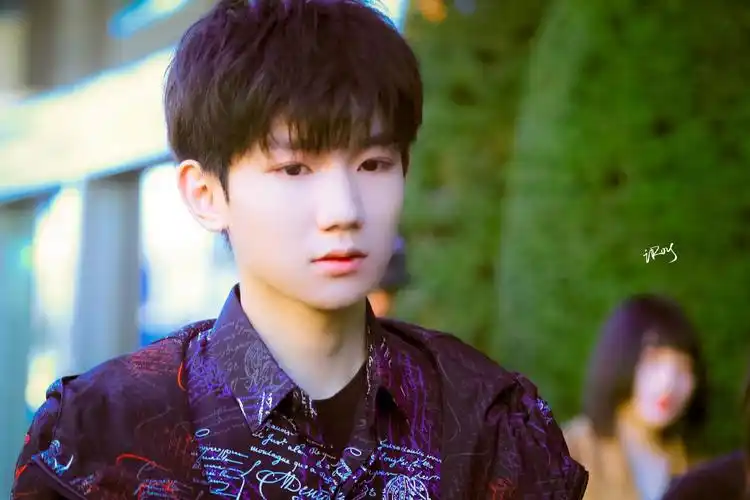 [tfboys][新闻]190215 王源紫衣柏林上班,霞光都会因你明晰