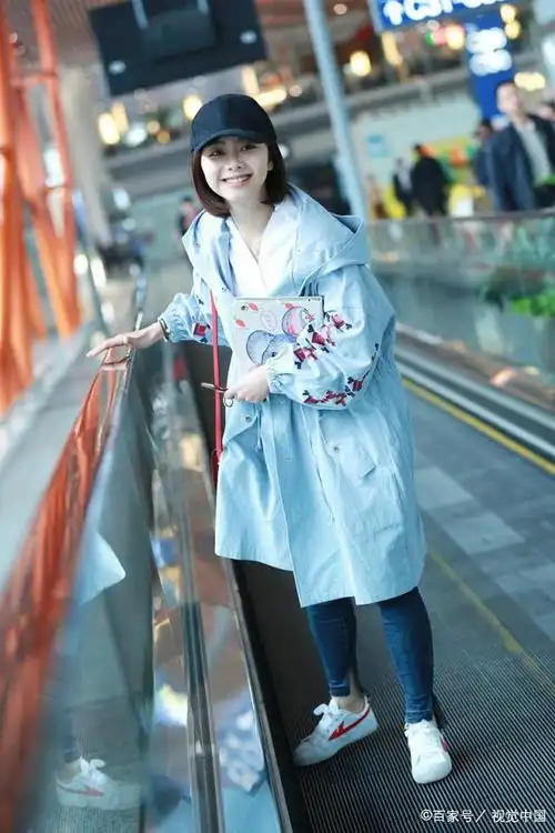谭松韵现身机场,穿露肩t恤配休闲裤,完美诠释小个子的穿搭之美