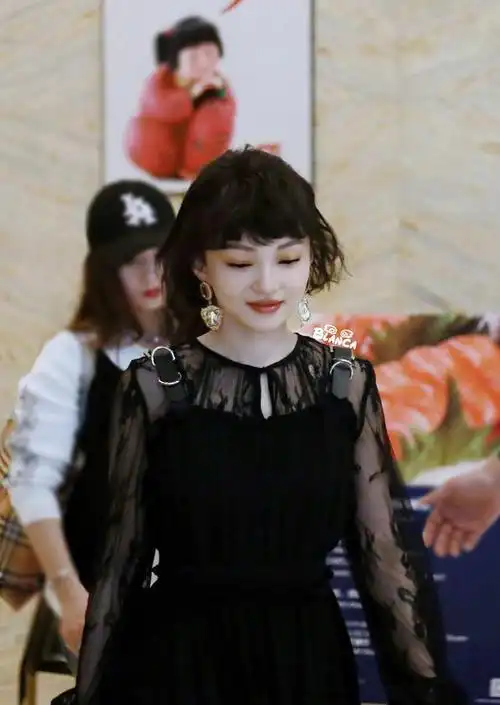 张韶涵一袭黑色小洋裙出席某活动#,#冻龄短发犹如精灵转世