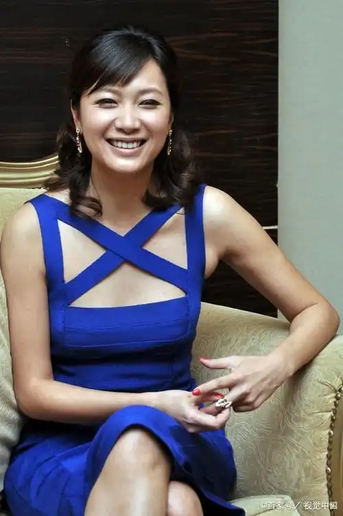 徐静蕾交叉领口连衣裙,性感迷人