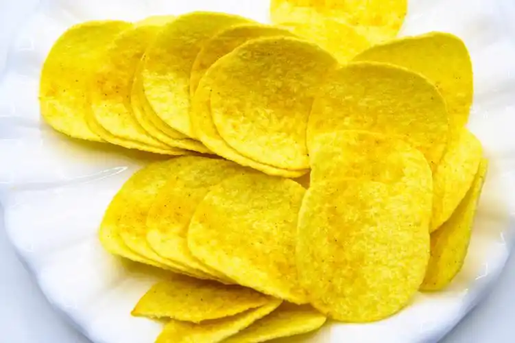 一斤土豆大概只要2元,但小摊的一斤炸薯片大概可以卖15元-25元左右