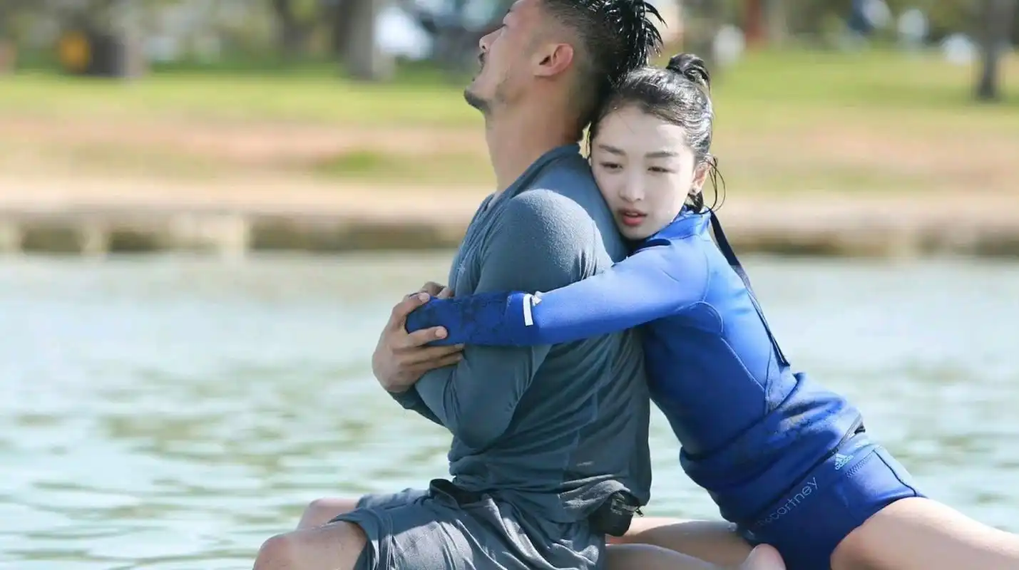 曾经,周冬雨和余文乐在综艺《我们相爱吧》中,两人进行水上瑜伽,网友