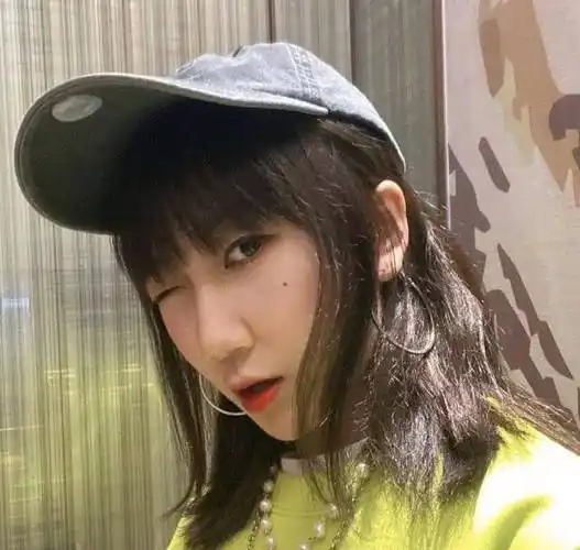 "女版王源"乃万走机场!