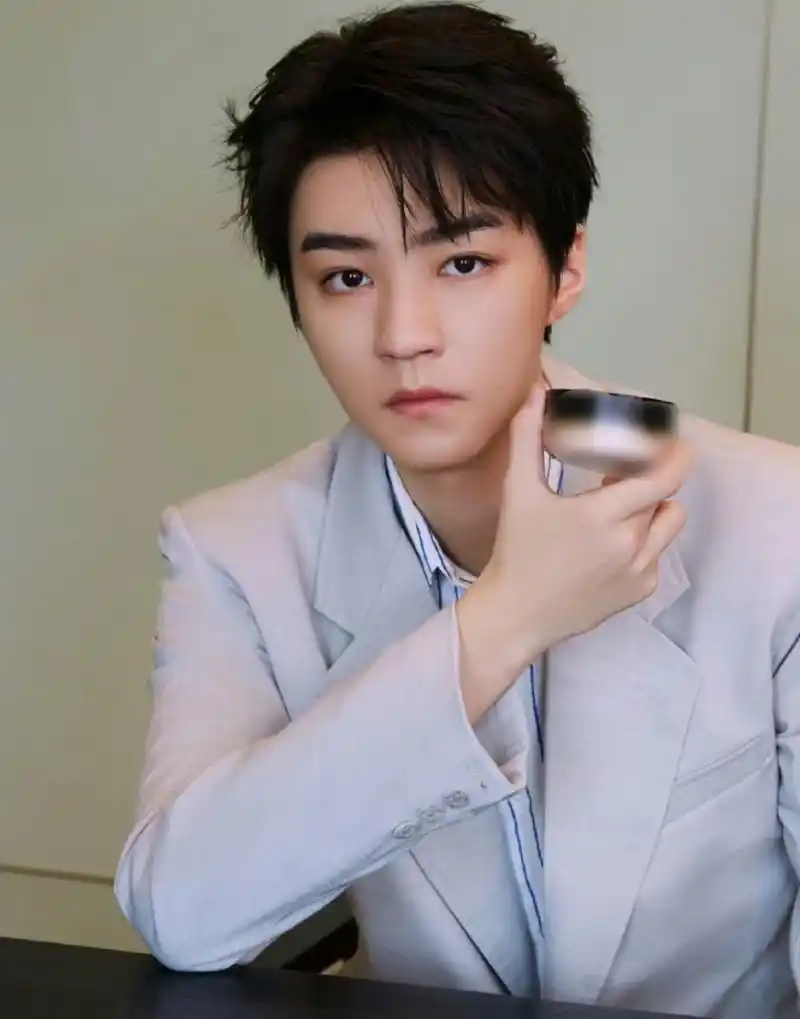 王俊凯参加品牌活动晒帅照,一身灰色西装干净清爽显气质,男孩子就是要