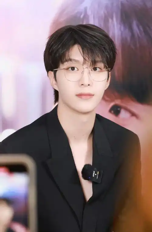 黑衬衫戴眼镜范丞丞先给自己安排上了