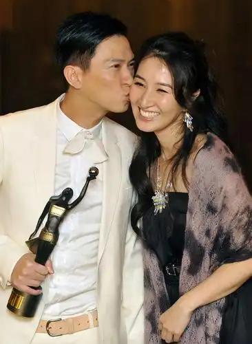 事实上,早年前,关咏荷的名气比张家辉高了不少.如下图是