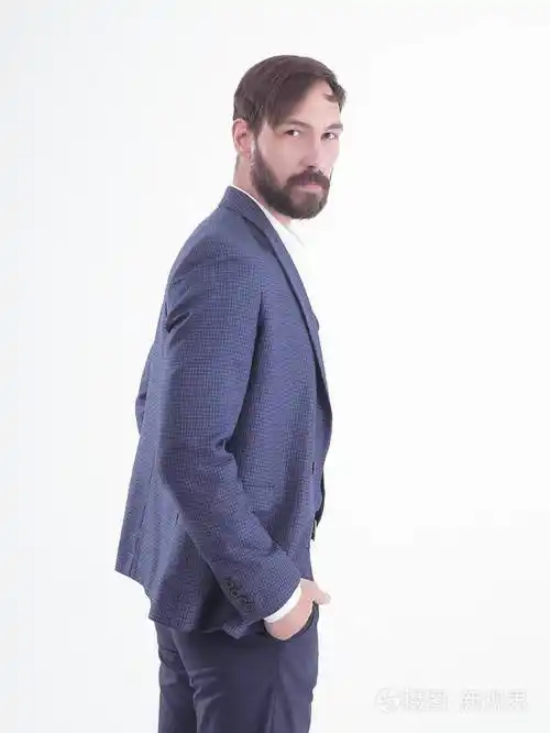 侧面视图.商业西装的商人.在白色背景上被隔离