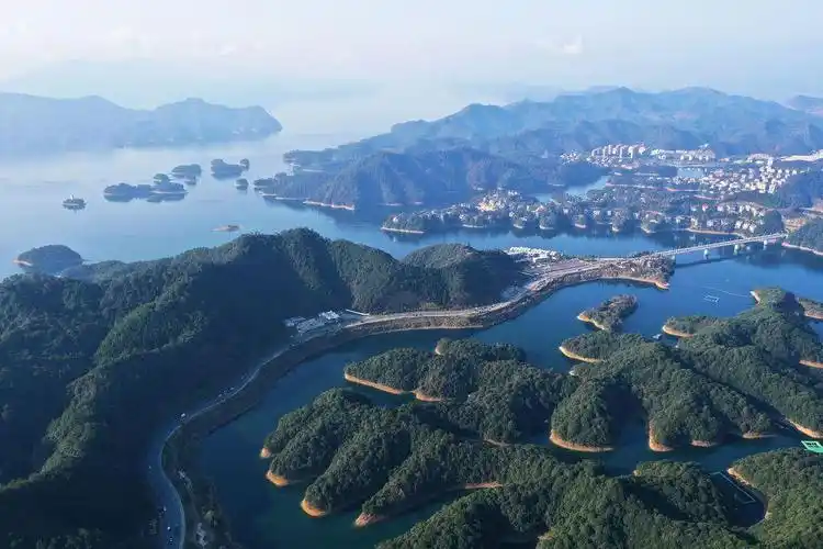 千岛湖,位于中国浙江省杭州市西南部,是中国著名的风景名胜区