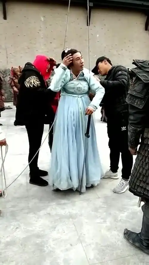 武打替身男扮女装