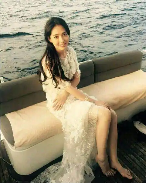 盘点脚大鞋大女明星,林志玲只能穿男士运动鞋陈乔恩网上晒大脚