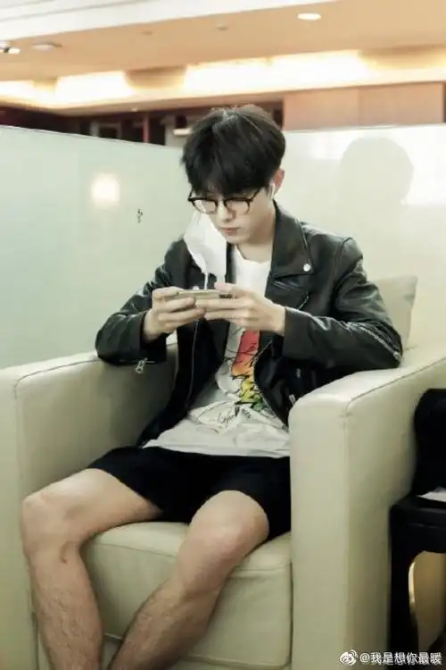 苏战超话#肖战#肖战,腿毛照片来了,分享一下!