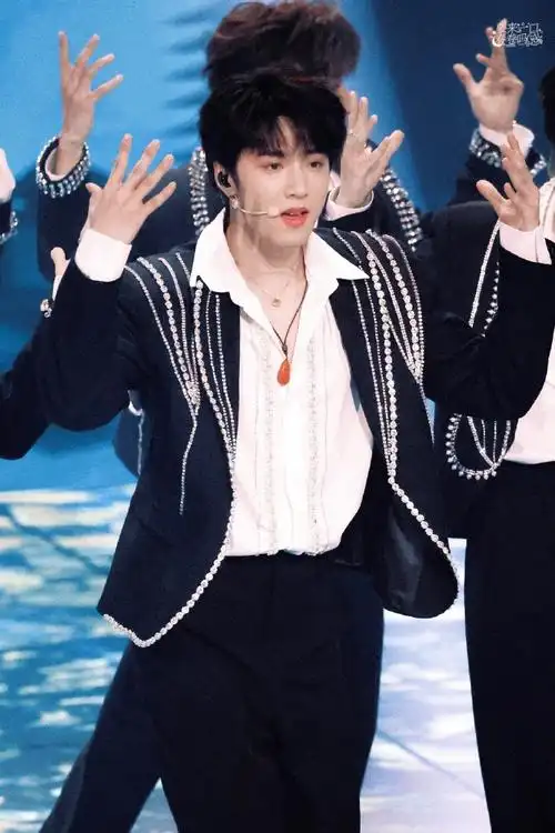 刘耀文超话indevilbeauty超话定制系列西装白衫盛装出席#湖南卫视中秋