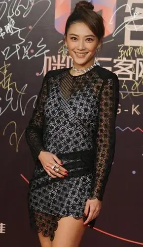 应采儿穿衣品味在线,穿黑色蕾丝连衣裙出席活动,穿出了高级感