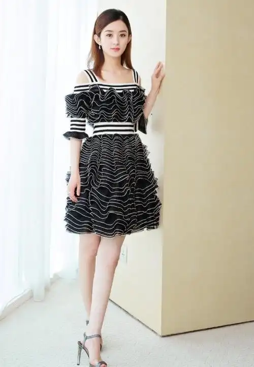 赵丽颖身穿一件黑色吊带裙,脚踩的是一双灰色高跟鞋,裙子的设计看起来