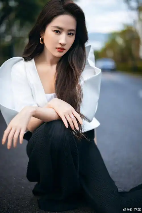 刘亦菲近期行程为新剧《去有风的地方》配音