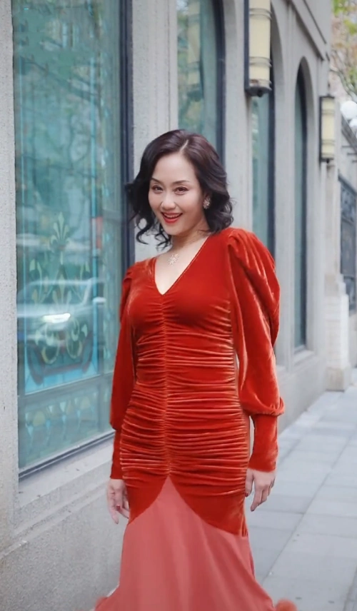 55岁李颖小腹被嘲像怀孕名模出道专演富豪妈家里墙却都起皮