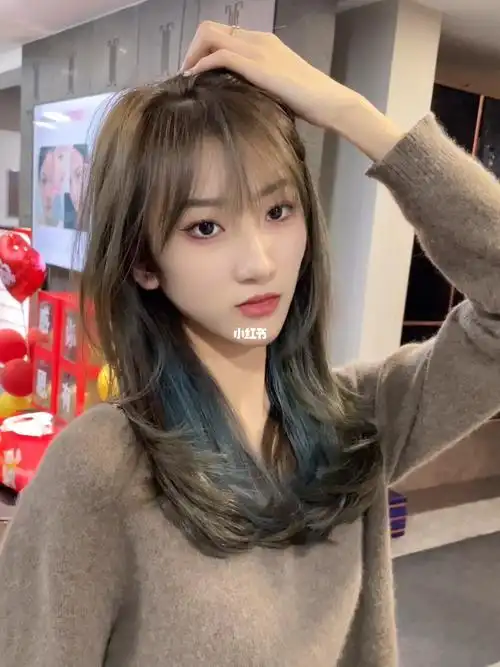 中长发挂耳染发色搭配