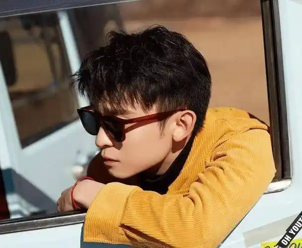 原创恰好是少年花絮王俊凯墨镜造型像霸总镜头一转却原形毕露